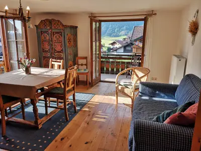 Lichtdurchflutetes Wohnzimmer mit Sofa und Tisch