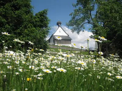 Blick vom Landhaus Ücker auf die Kapelle