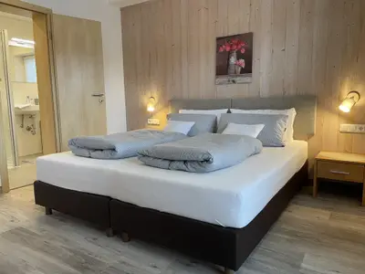 Boxspringbetten - Schlafzimmer mit Blick zum Bad