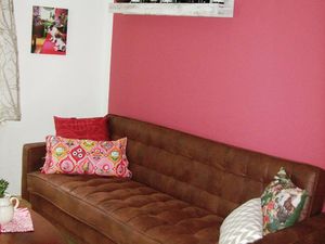 Wohnbereich. Wohnzimmer mit ausziehbarer Couch