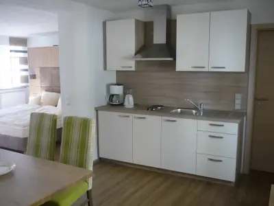 Küchenzeile und Essbereich