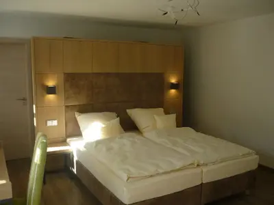 Wohn-Schlafbereich mit Doppelbett