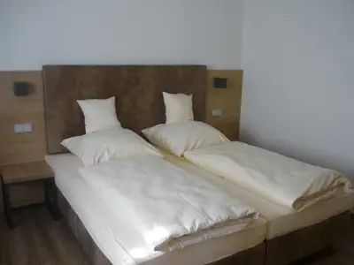 Schlafzimmer mit Doppelbett