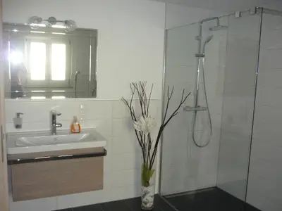 Badezimmer mit ebenerdiger Dusche und Badewanne