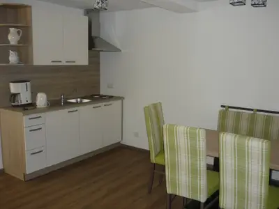 Küchenzeile mit Essecke