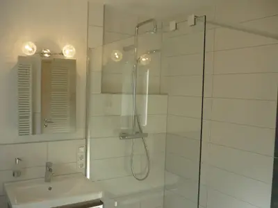 Badezimmer mit ebenerdiger Dusche und Badewanne