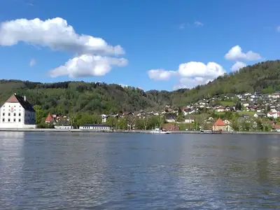Schloss mit Donausüd