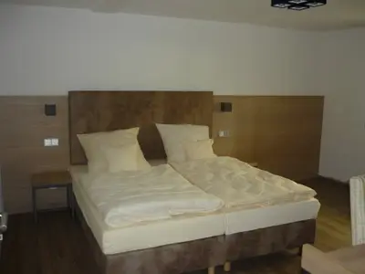 Schlafzimmer mit Doppelbett