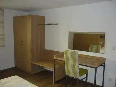 Schlafzimmer mit Doppelbett, Schreibtisch, Schrank