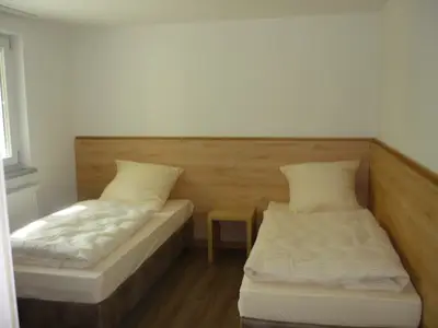 Schlafzimmer mit zwei Einzelbetten