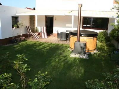 Die Terrasse und das Badefass