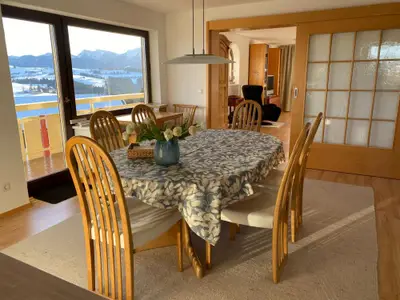 Essbereich mit Sicht auf Nagelfluhkette