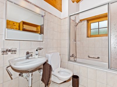Ferienhaus Annahüs - Badezimmer mit Bad/Dusche