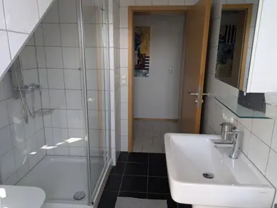 Badezimmer Dusche und Waschbecken