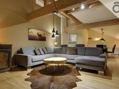 Großes gemütliches Sofa im Wohnbereich