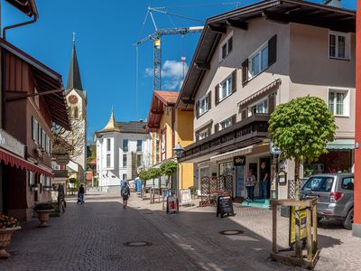 Außenansicht mit Kirche