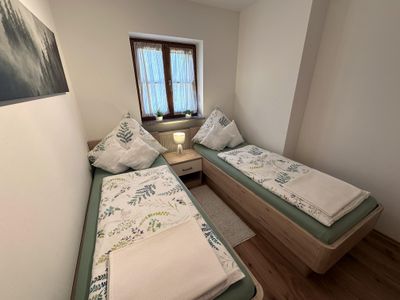 Schlafzimmer mit getrennten Betten