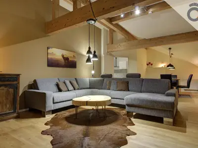 Großes gemütliches Sofa im Wohnbereich