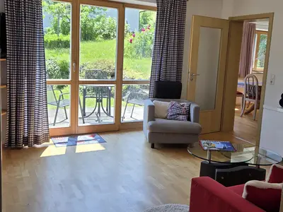 Wohnzimmer mit Aussicht in den Garten