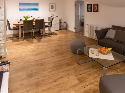 Wohnzimmer mit Sitzecke und großem Essbereich