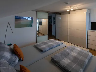 Großer Kleiderschrank, Bank für Garderobe, TV