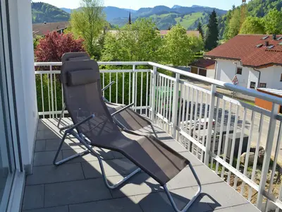 Südbalkon mit Blick auf Berge