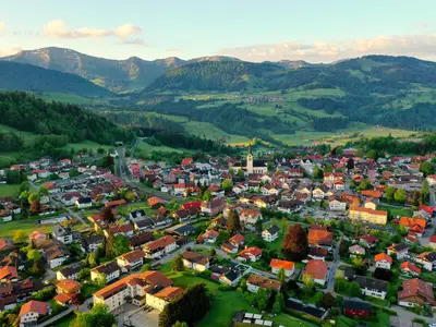 Oberstaufen und die Nagelfluhkette mit Hochgrat