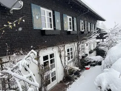Ferienwohnungsterasse bei leichtem Schneefall