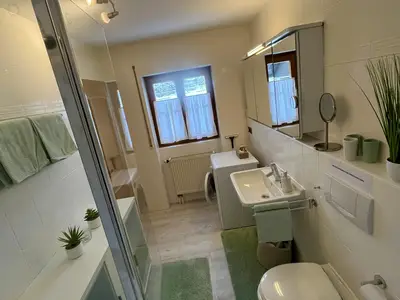 großzügiges Tageslichtbad mit Waschmaschine