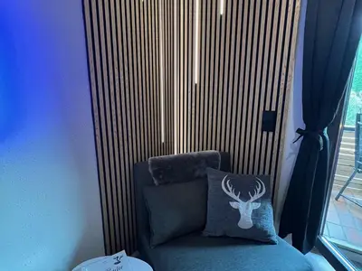 Gemütliche Sitzecke mit Holzpaneelen & LEDs