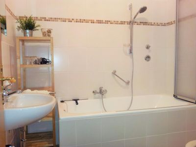 Badezimmer mit Badewanne, Waschbecken und WC;