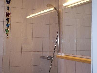 Badezimmer mit Dusche, Waschbecken und WC;