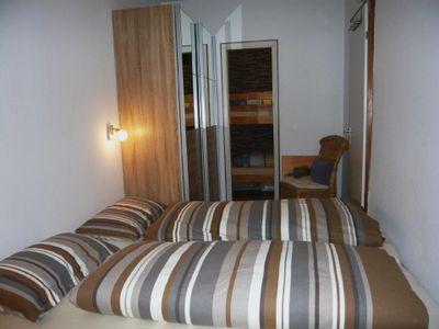 Schlafzimmer mit Ehebett und Etagenbetten