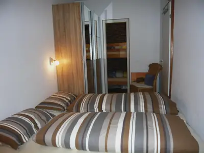 Schlafzimmer mit Ehebett und Etagenbetten