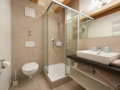 Modernes, helles Badezimmer