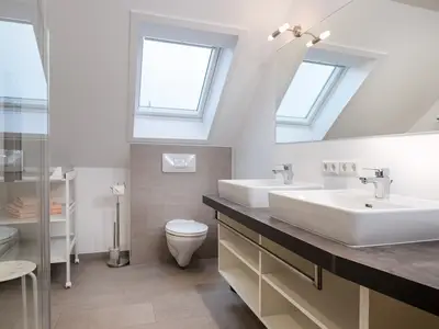 Geräumiges Tageslicht-Badezimmer