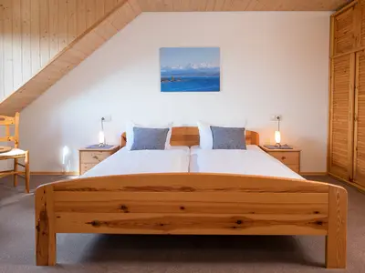 Schlafzimmer mit Doppelbett