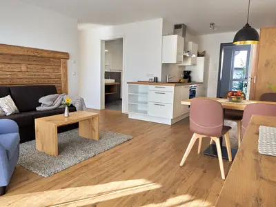 Wohn- und Essbereich mit Küchenzeile