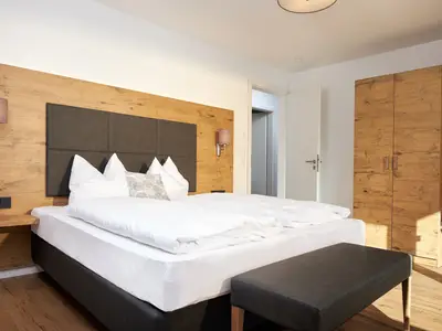 Schlafzimmer mit Boxspringbett