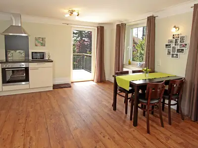 Küchenzeile und Essgruppe