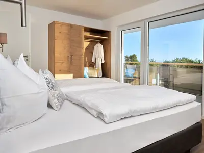 Schlafzimmer mit Boxspringbett und Aussicht