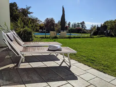 Terrasse mit Poolblick