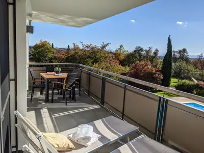 Großer sonniger Südbalkon