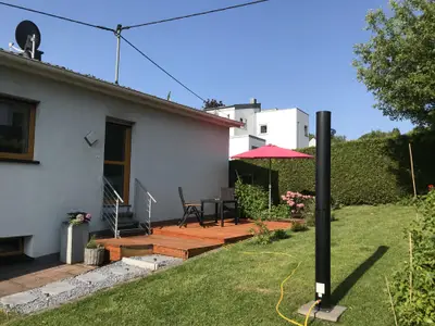 Holzterrasse mit Grillmöglichkeit im Garten