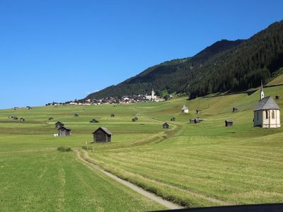 Obertilliach mit Feldflur und Kapellen