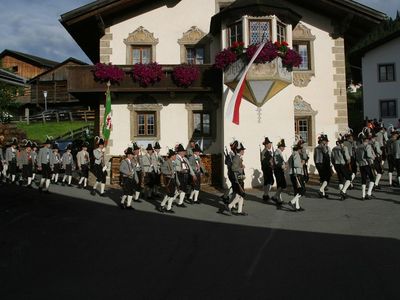 Schützenkompanie am Weg zur Kirche