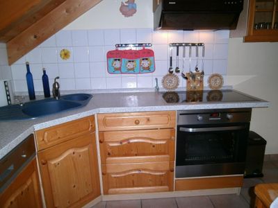 Kochbereich. Top moderne Küche mit Spülmaschine, Teebar, Minibar, Fußbodenheizung