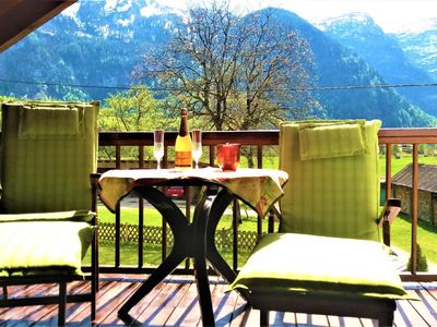 Bad/Dusche. Bad mit Fenster, vielen Schränken u. Ablagen sowie Fußbodenheizung