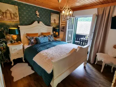 Schlafzimmer mit Südbalkon