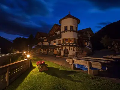 Appartementhaus bei Nacht